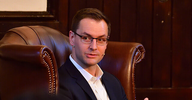 Hillary Clinton’s Failed Campaign Manager Resurfaces as Key Adviser in Super PAC Tied to Dems' House Midterm Plans