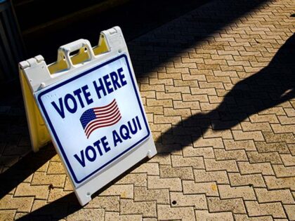 A vote here sign outside a polling location in Miami Beach, Florida, U.S. Photographer: Sc