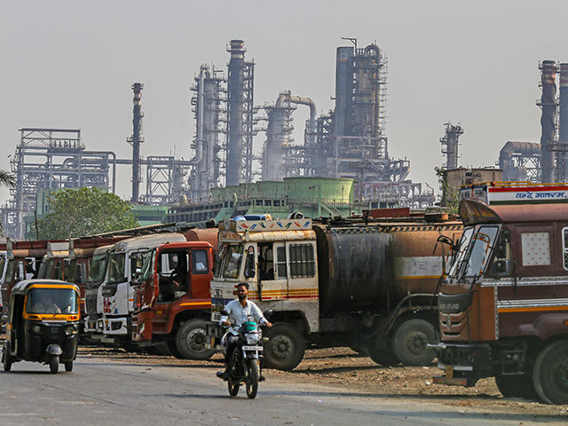 Reports: Indian Oil Refiners Pause Russian Purchases as Trump Tariffs Loom