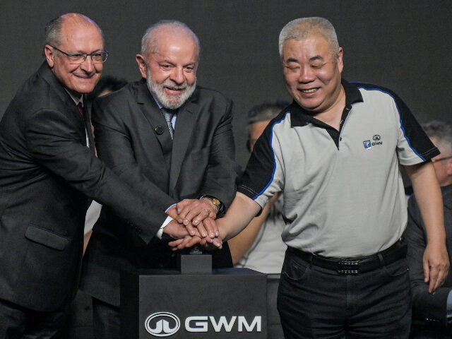 Lula and Chinese auto company CEO Brazil's President Luiz Inacio Lula da Silva (C), Vice President and Minister of Indu