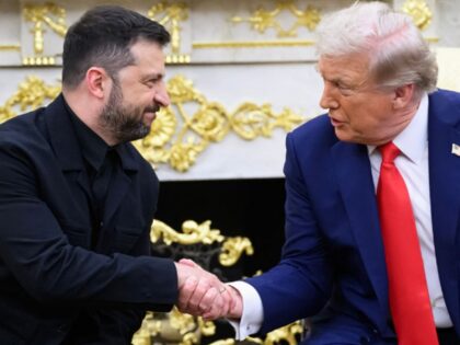 Ukraine’s Zelensky Gifts Trump a Golf Putter from Ukrainian Soldier Amputee