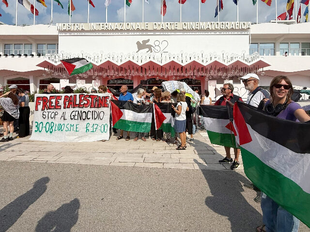 VeniceFilmFestival 27 August 2025, Italy, Venedig: Pro-Palestinian demonstrators stand in front of the Palazz