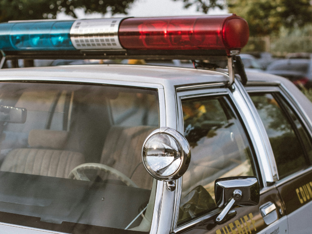 alina-rubo-NnlrZsPUZHY-unsplash sheriff retro car daytime