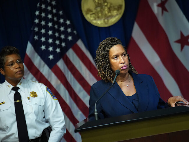 aug11-25-DC-Mayor-Muriel-Bowser-Chief-Metro-PD-Pamela-Smith-getty WASHINGTON, DC - AUGUST 11: Washington, DC Mayor Muriel Bowser (R), joined by Chief of Pol