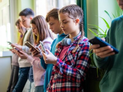 kids using their smartphones