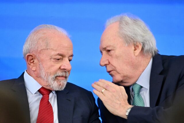 Brazilian Justice Minister Ricardo Lewandowski (R), pictured here with President Luiz Inac