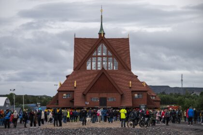 The red wooden Kiruna Kyrka, which dates from 1912 and weighs 672 tonnes, completed its fi
