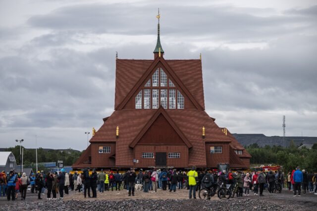 The red wooden Kiruna Kyrka, which dates from 1912 and weighs 672 tonnes, completed its fi