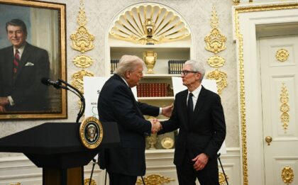 US President Donald Trump (L) shakes hands with Apple CEO Tim Cook in the Oval Office