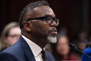 Chicago's mayor signs executive order to avoid militarization in city