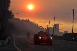 Fire officials deploy more tankers to battle western wildfires