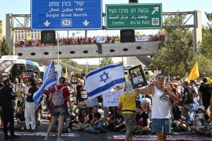 Israel protests calling for Gaza peace deal shut main Tel Aviv freeway