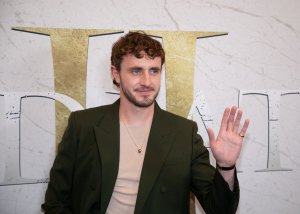 Paul Mescal writes 'Hamlet' in 'Hamnet' trailer