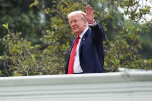 Trump plans 'something beautiful' during White House rooftop stroll