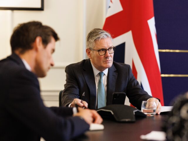 10/09/2025. London, United Kingdom. Prime Minister Keir Starmer speaks with Ukrainian Pres