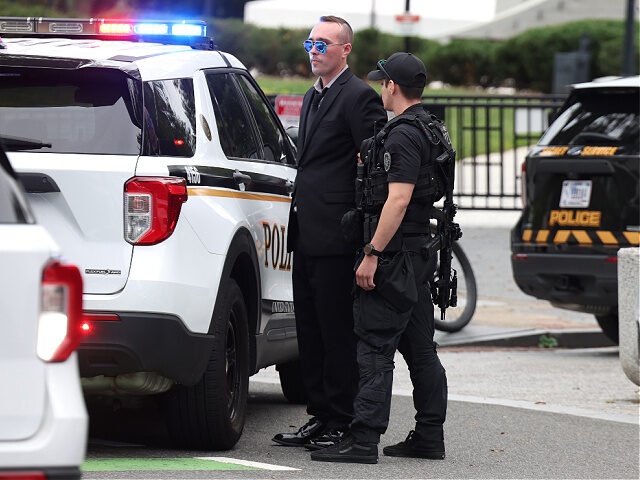 92925-Secret-Service-scaled-fence-White-House-getty WASHINGTON, DC - SEPTEMBER 29: Members of the U.S. Secret Service detain an individual aft