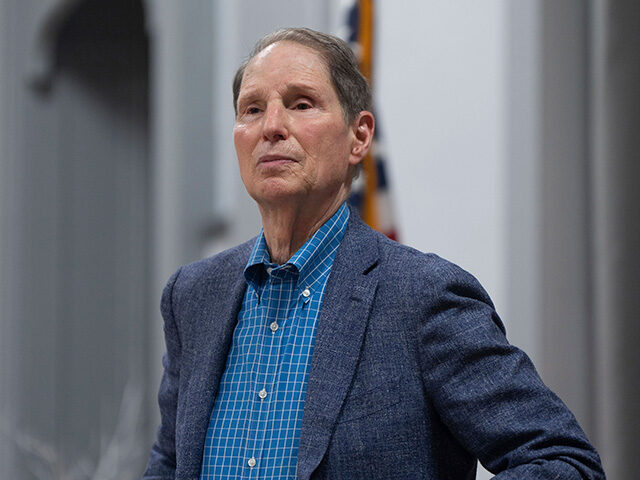AP25210023834991 Title: Democrats-Wyden's Role Image ID: 25210023834991 Article: Sen. Ron Wyden, D-Ore., li