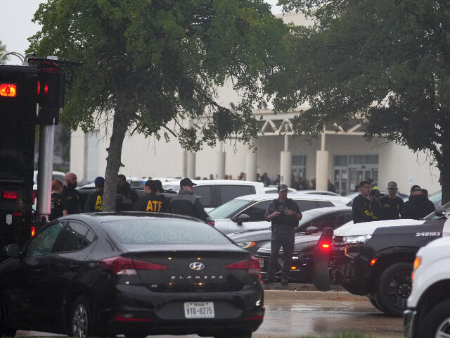 AP25267531793975 (1) Law enforcement gather at a staging area close to a U.S. Immigration and Customs Enforceme