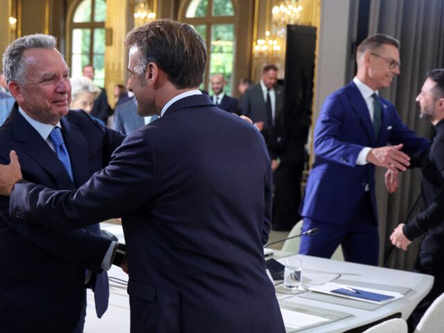 White House Special Envoy Steve Witkoff (L) shakes hands with France's President Emmanuel