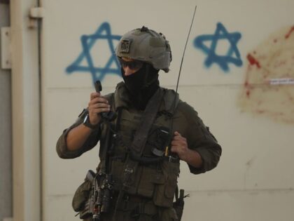 Israeli settlers conduct a provocative tour in the city of Hebron under the protection of