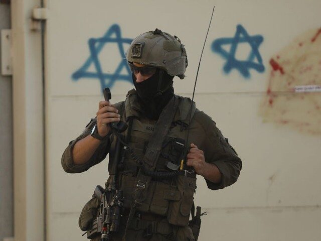 Israeli settlers conduct a provocative tour in the city of Hebron under the protection of