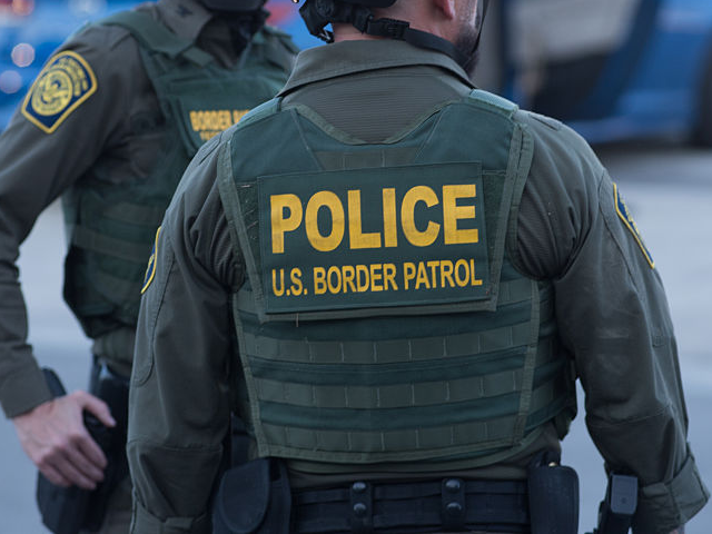 GettyImages-2237527775 BROADVIEW, ILLINOIS - SEPTEMBER 27: U.S. Immigration and Customs Enforcement (ICE) agents,