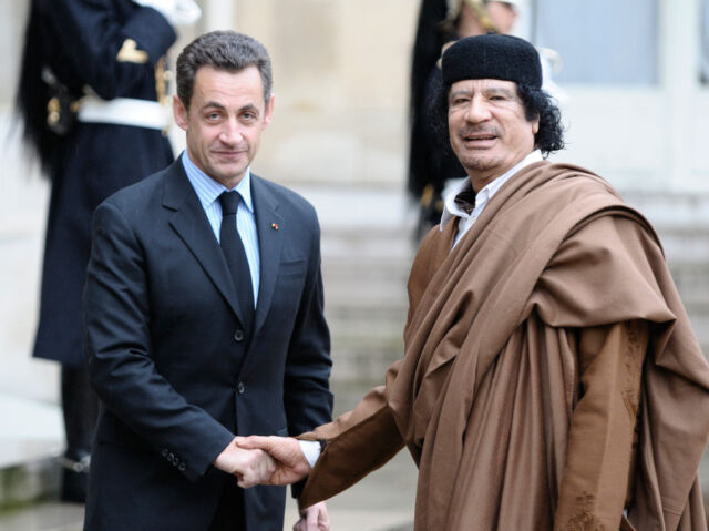 Mouammar Kadhafi est reçu au Palais de l'Elysée par Nicolas Sarkozy à Paris le 10