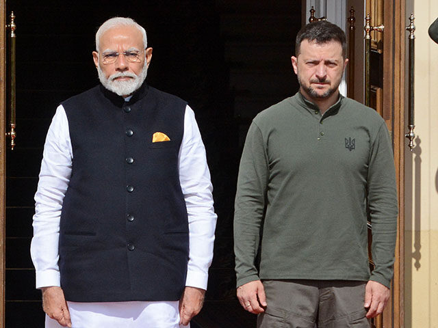 GettyImages2167264480 Prime Minister of India Narendra Modi (L) and President of Ukraine Volodymyr Zelenskyi (R)