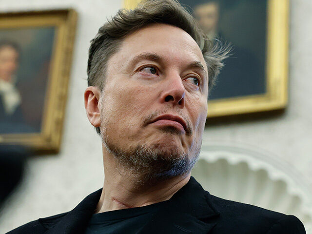 GettyImages2216318870 Elon Musk listens as reporters ask U.S. President Donald Trump and South Africa President