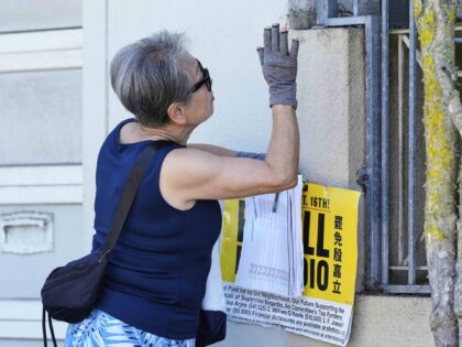 So Kwong speaks to a Sunset District resident about voting to recall Supervisor Joel Engar