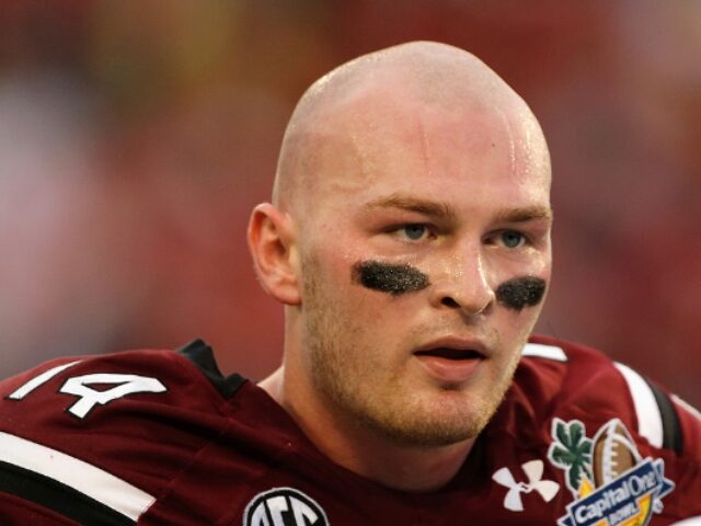 Jadeveon Clowney #7 of the South Carolina Gamecocks works out on the field before the star