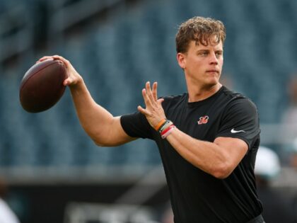 PHILADELPHIA, PENNSYLVANIA - AUGUST 7: Joe Burrow #9 of the Cincinnati Bengals attempts a