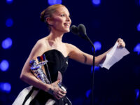 Ariana Grande Thanks Her ‘Therapists and Gay People’ While Accepting MTV VMA Award
