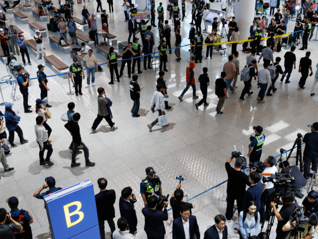 economic migration South Korean workers detained in a US immigration sweep last week arrive at Incheon Intern