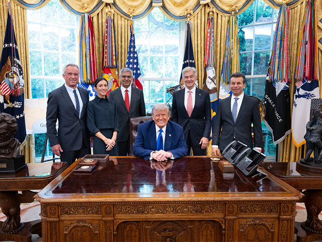 eo-Pharma-industry-cut-prices-White-House-flickr US President Donald Trump poses with HHS Secretary Robert F. Kennedy Jr., his daughter, Ki