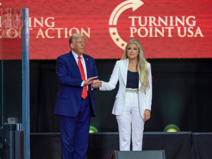 GLENDALE, ARIZONA - SEPTEMBER 21: Mrs. Erika Kirk joins U.S. President Donald Trump onstag