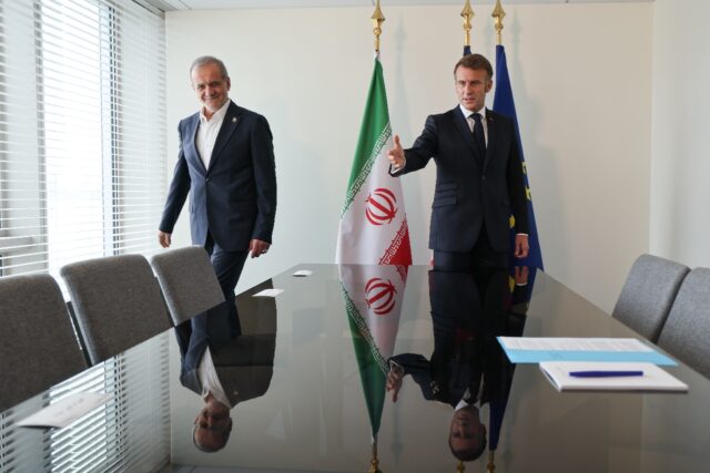 French President Emmanuel Macron and Iranian President Masoud Pezeshkian (L) meet at UN he