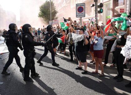 Police clash with Pro-Palestinian protestors in Madrid during the final stage of the Vuelt