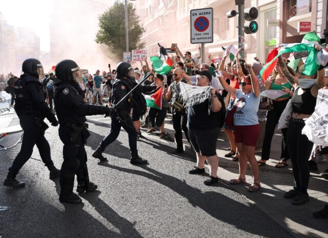 Police clash with Pro-Palestinian protestors in Madrid during the final stage of the Vuelt