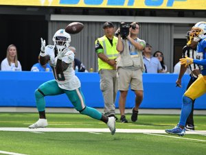 Miami Dolphins' Tyreek Hill injures knee, carted off vs. New York Jets