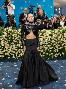 Miley Cyrus recruits Buckingham, Fleetwood for 'Secrets'