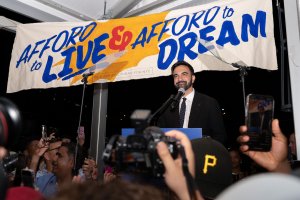 Former NYC chief De Blasio backs Mamdani in current mayor's race