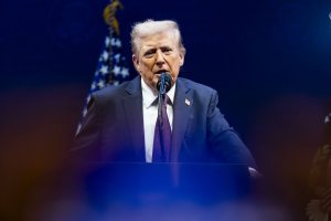 Trump announces plan to reintroduce prayer in public schools