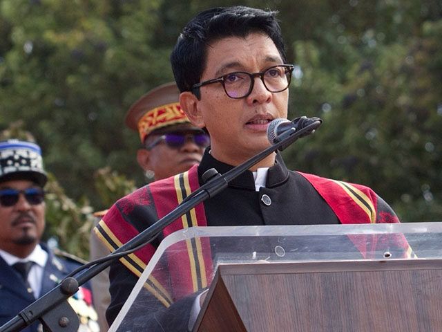 AP25245603242878 Title: Madagascar France Skulls Image ID: 25245603242878 Article: President Andry Rajoelin