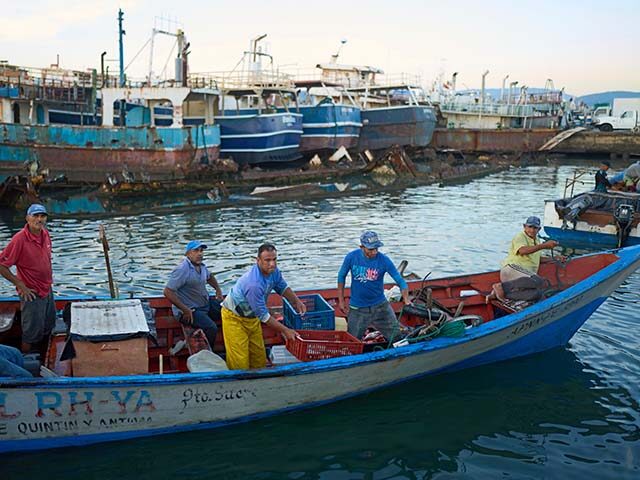 Title: Venezuela Fishing Community Image ID: 25262478941043 Article: Fishermen arrive at t