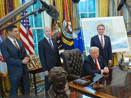 Title: Trump Image ID: 25279770621413 Article: President Donald Trump speaks to reporters