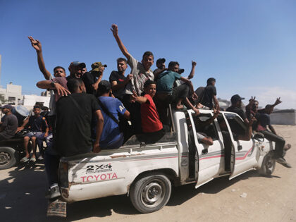 Title: APTOPIX Israel Palestinians Gaza Image ID: 25283436987461 Article: Displaced Palest