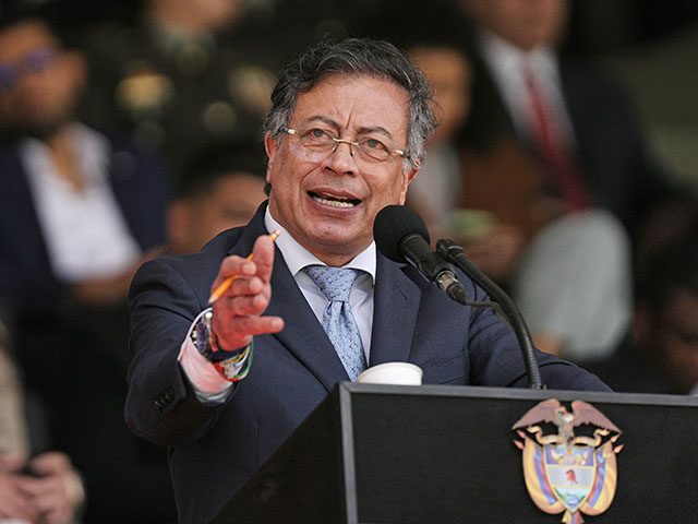 Title: Colombia Police Director Image ID: 25297693034982 Article: Colombian President Gust