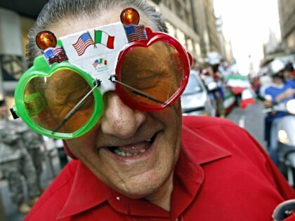 Joe Piazza shows off his Italian sunglasses with the wipers before the start of the 2007 C