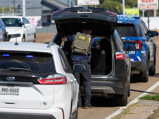 FBI agent An FBI agent and Memphis Police respond to the Bellevue Motel where suspects of an alleged